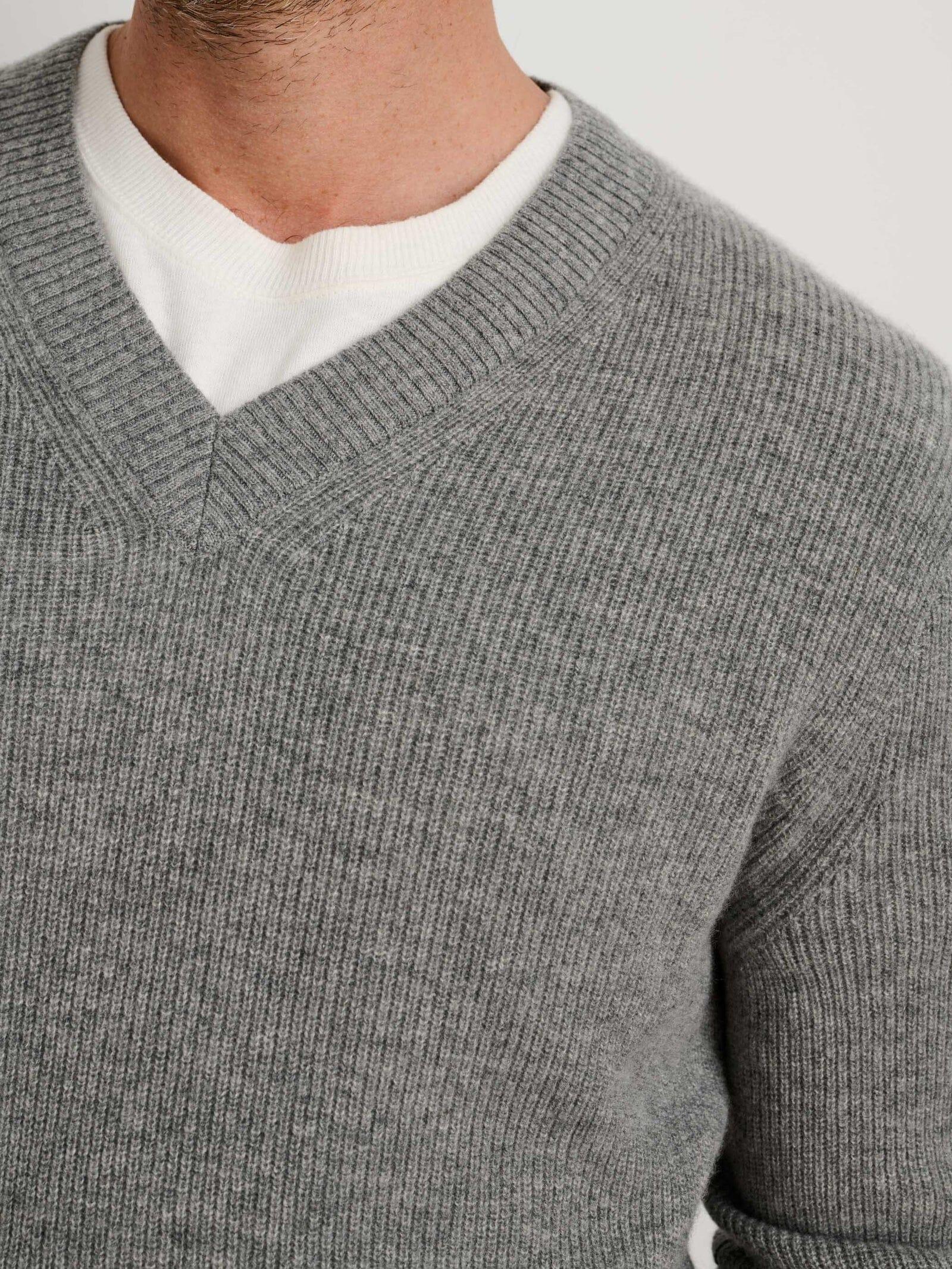 Alex Mill - V-Neck Sweater in Lightweight Cashmere in Heather Grey - City Workshop Men's Supply Co.